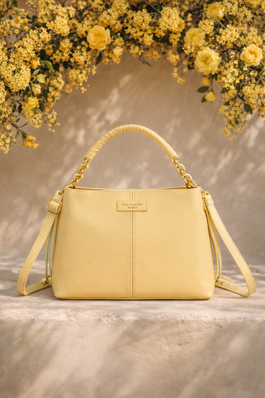 MALA RAFA Mala amarela com textura, alça superior e alças laterais ajustáveis, em fundo com flores amarelas