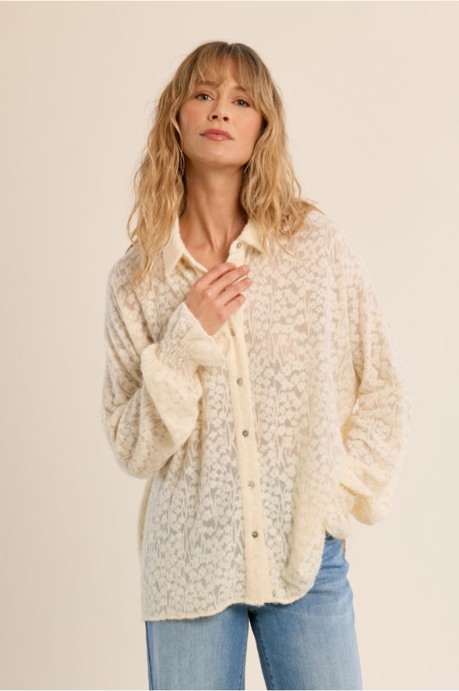 CAMISA CHARLIZE Blusa feminina bege clara com padrão felpudo e botões, combinada com jeans azul claro