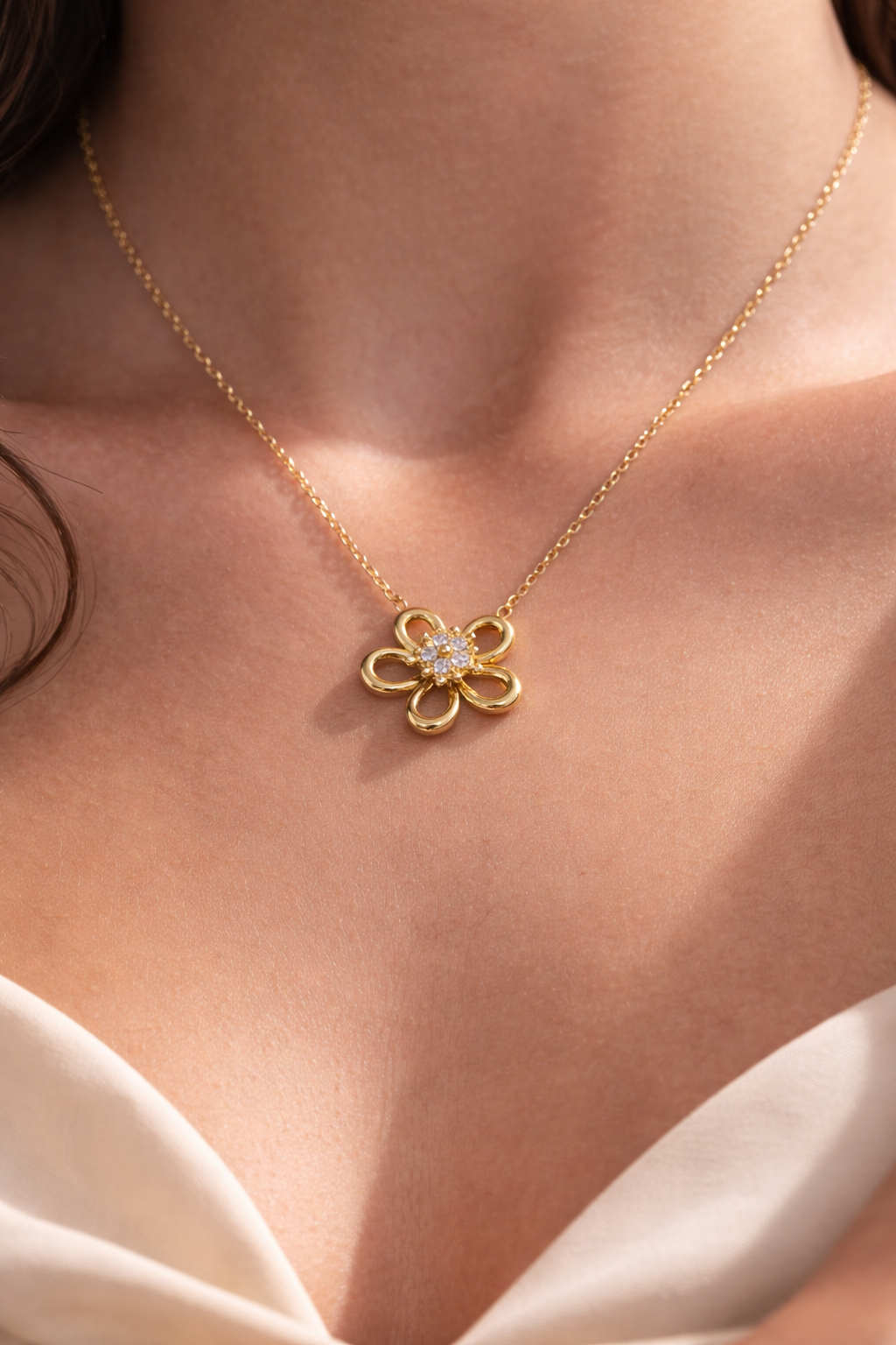 FIO ALECRIM Colar dourado com pendente em forma de flor com pedras brilhantes no centro