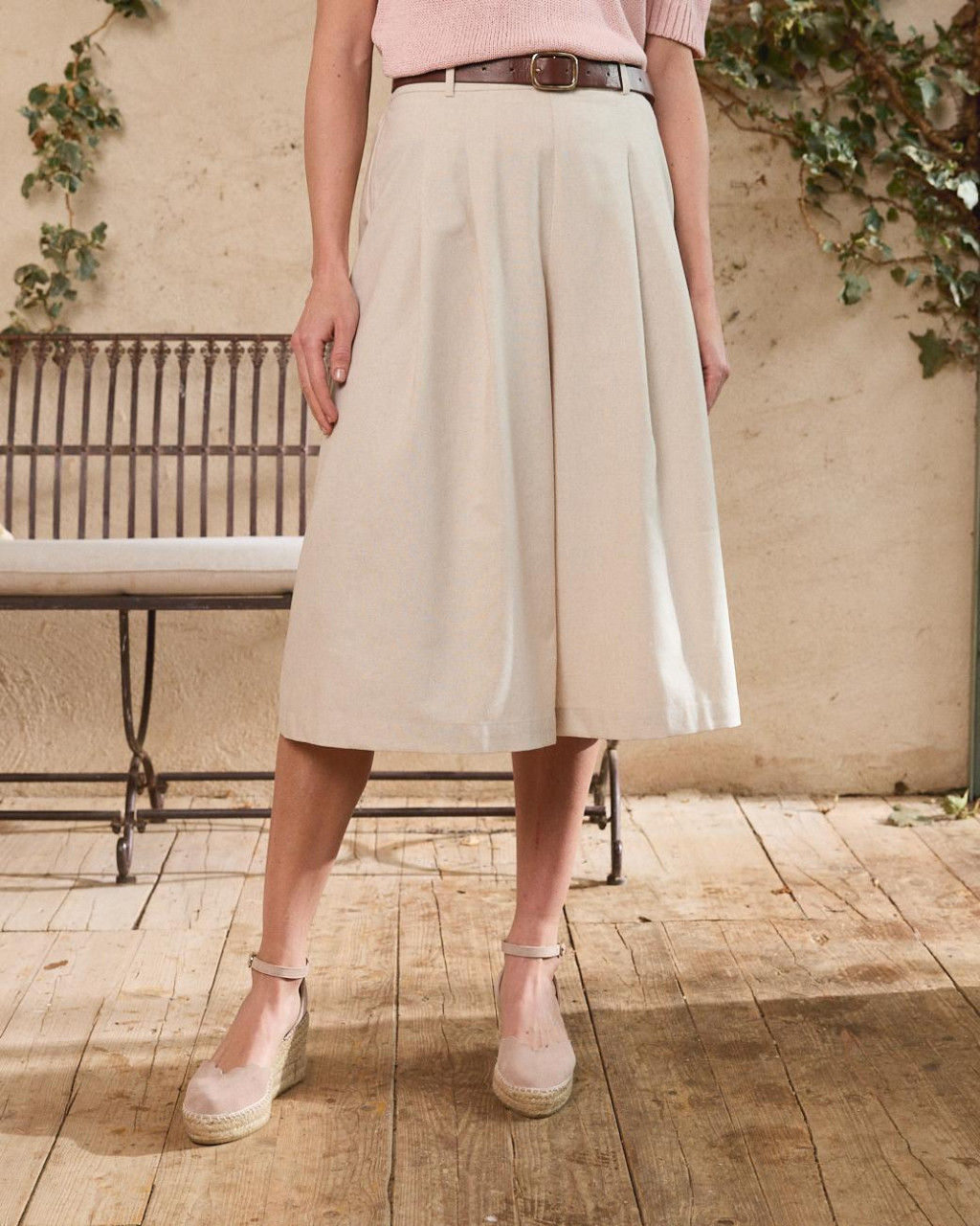 BERMUDAS SILKE Calças culottes bege com cinto castanho e sapatos espadrille em madeira