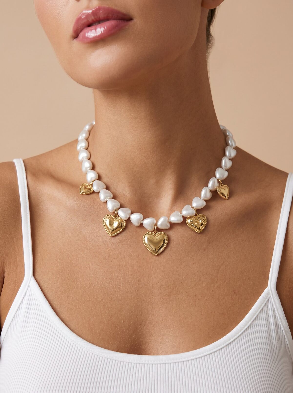 COLAR AMOR À PRIMEIRA VISTA Colar com contas e pendentes de corações em pérolas e dourado.