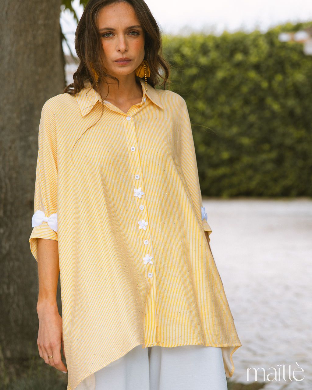 CAMISA VITÁLIA Camisa feminina amarela com riscas brancas e laços nas mangas
