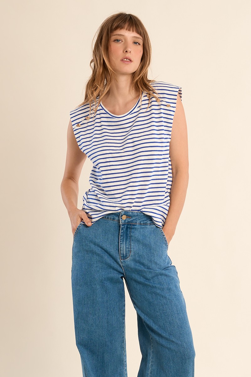 T-SHIRT MARINHEIRA AZUL T-shirt riscas azuis e calças de ganga azuis largas numa modelo