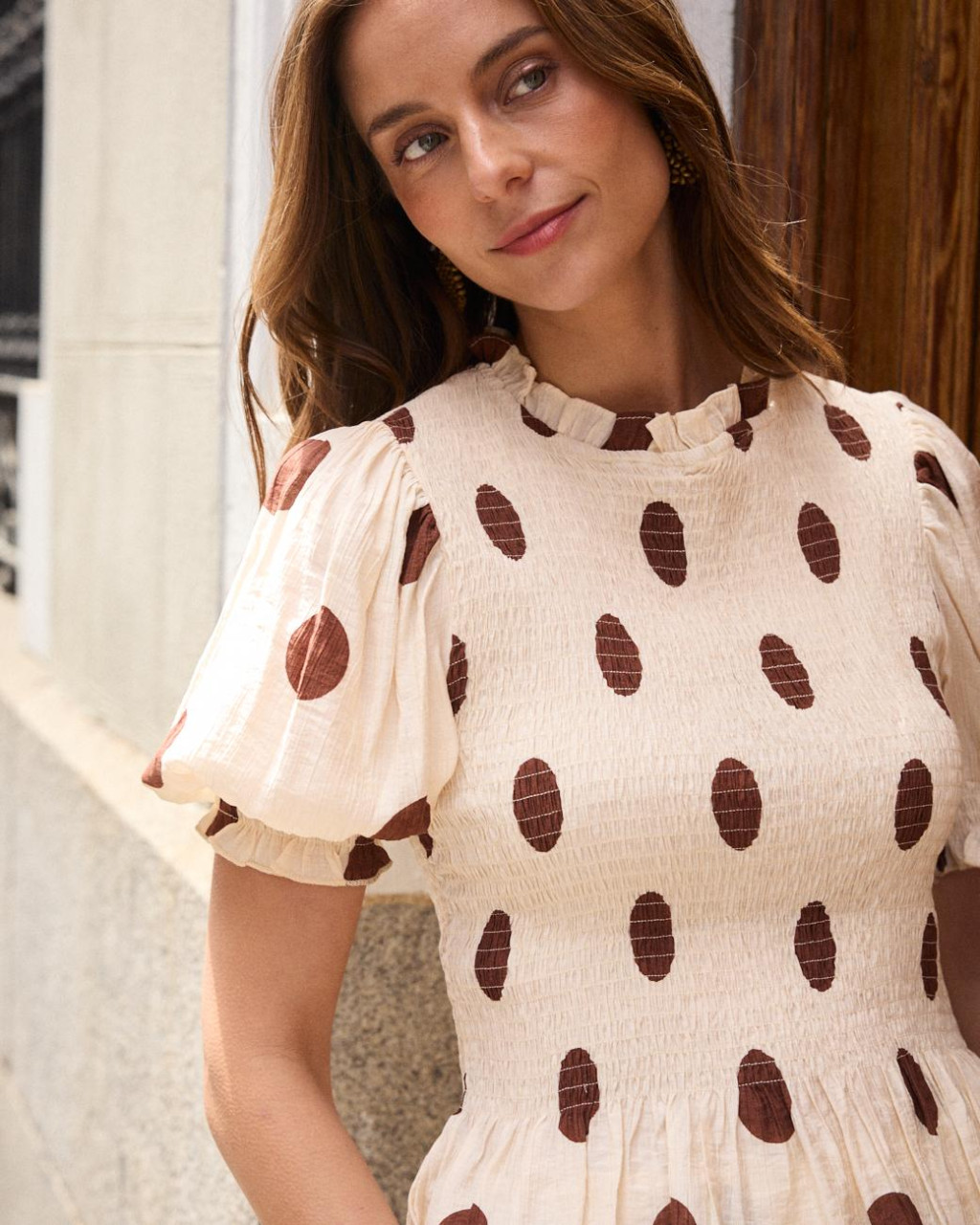 BLUSA YAIZA Vestido creme com bolinhas castanhas e mangas bufantes