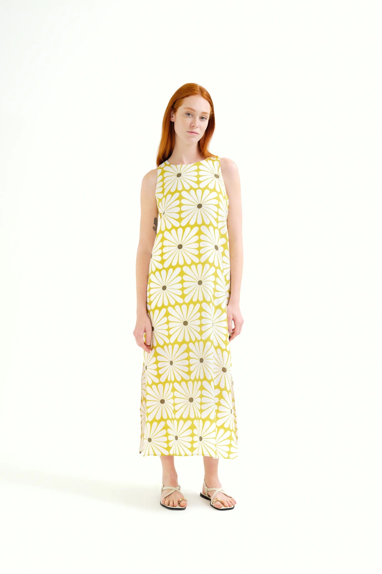 VESTIDO WILMA Vestido midi amarelo com flores brancas e sandálias brancas.