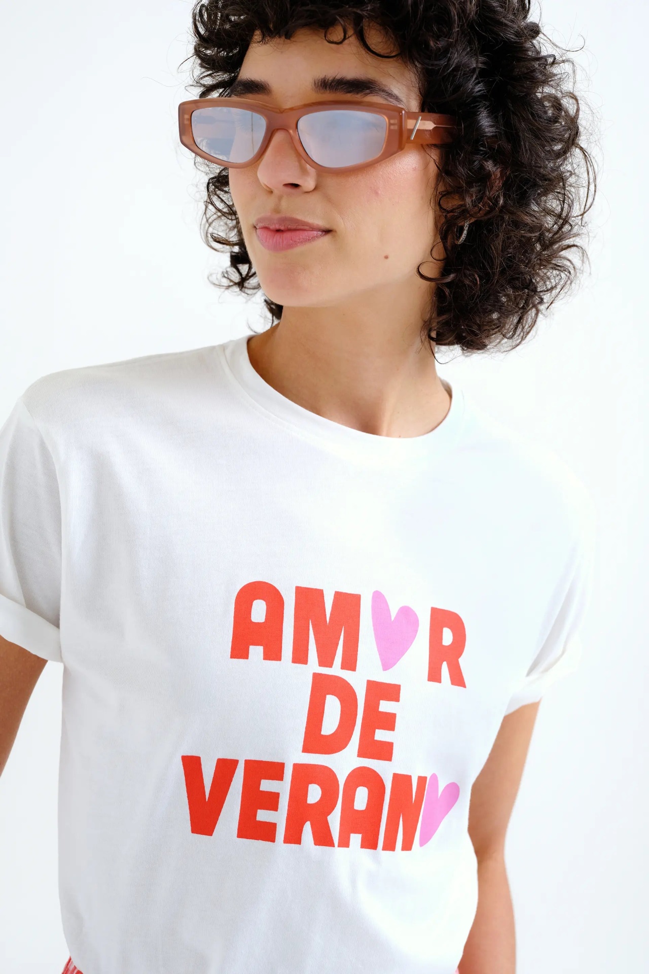 T-SHIRT AMORE DE VERANO Camiseta branca com texto colorido e óculos castanhos espelhados