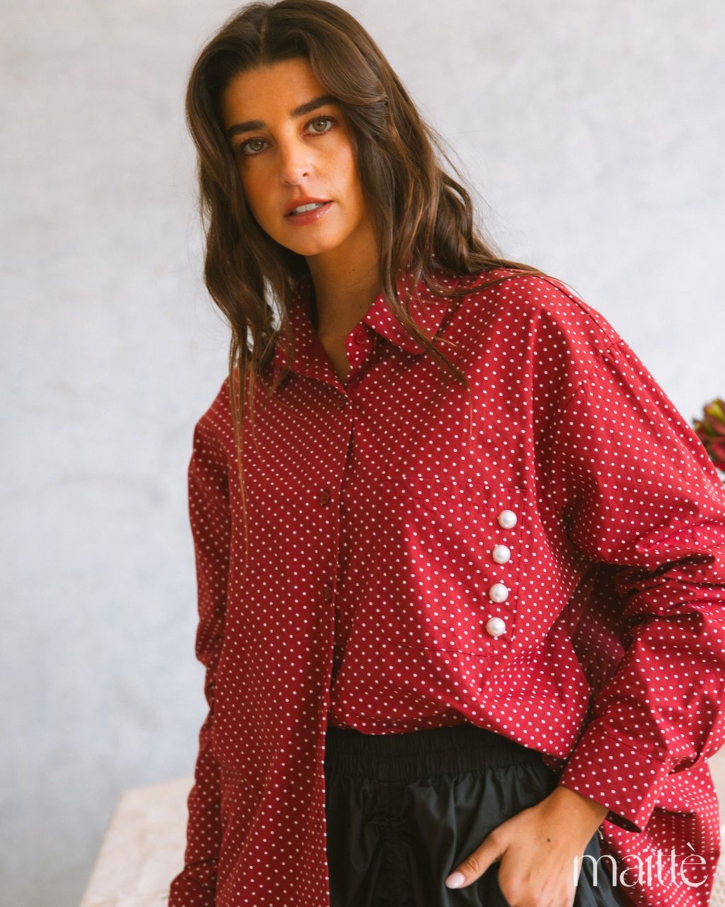 CAMISA RICARDINA Camisa vermelha com pontos brancos e botões de pérola decorativos na lateral