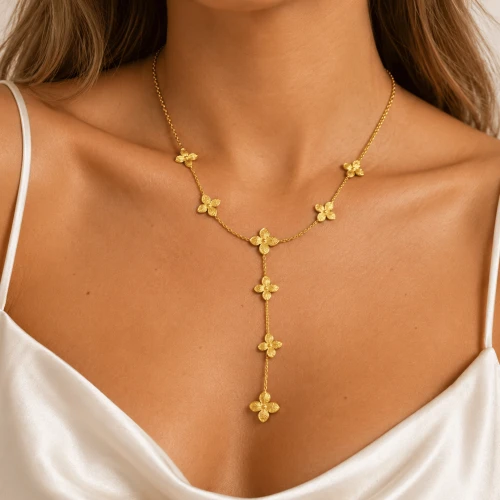 COLAR FLOR DE CAMPO Colar dourado com pingentes de flores em pescoço feminino