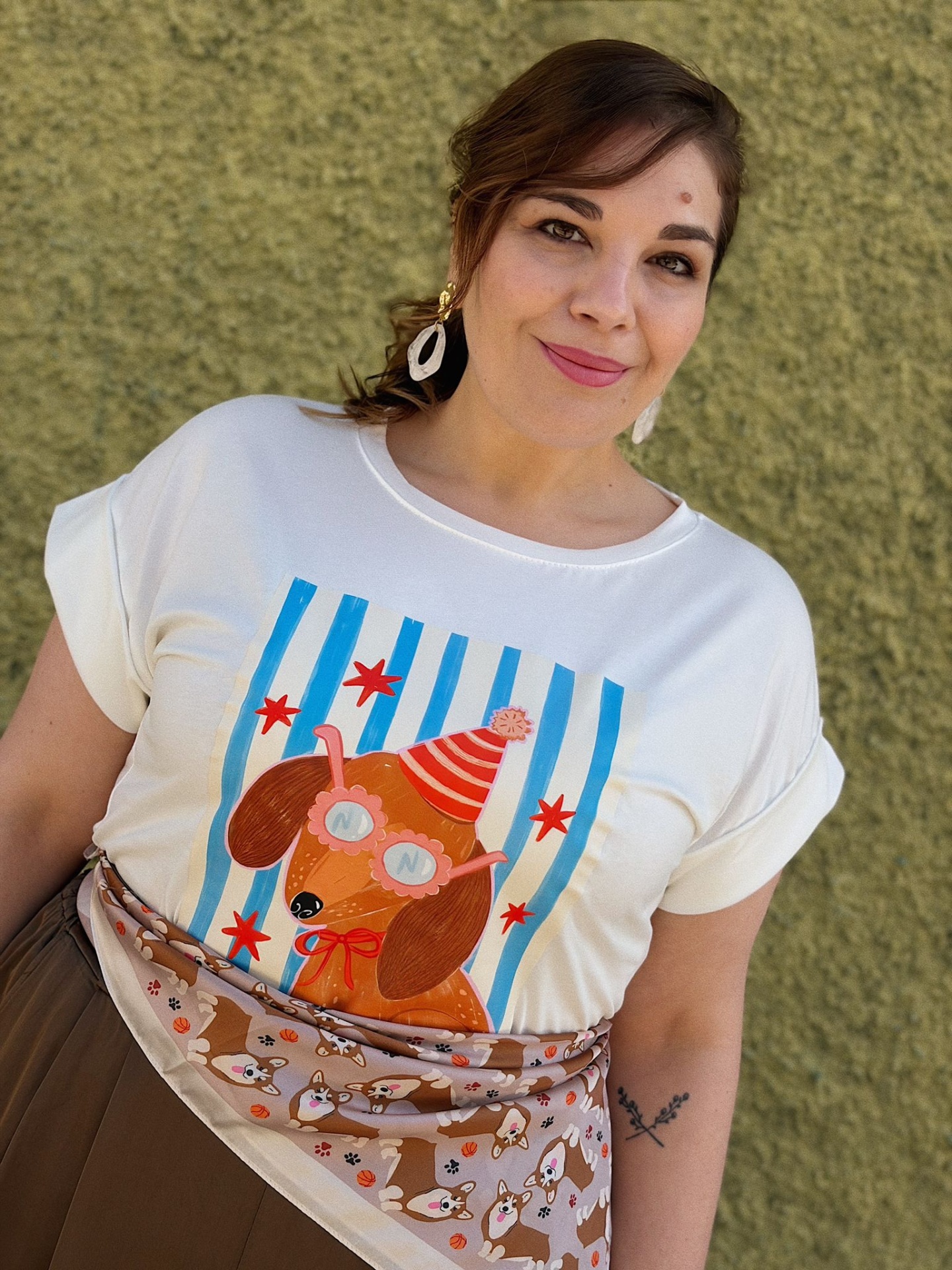 T-SHIRT CIRCUS Mulher com t-shirt branca estampada com cão e lenço bege com padrão de cães