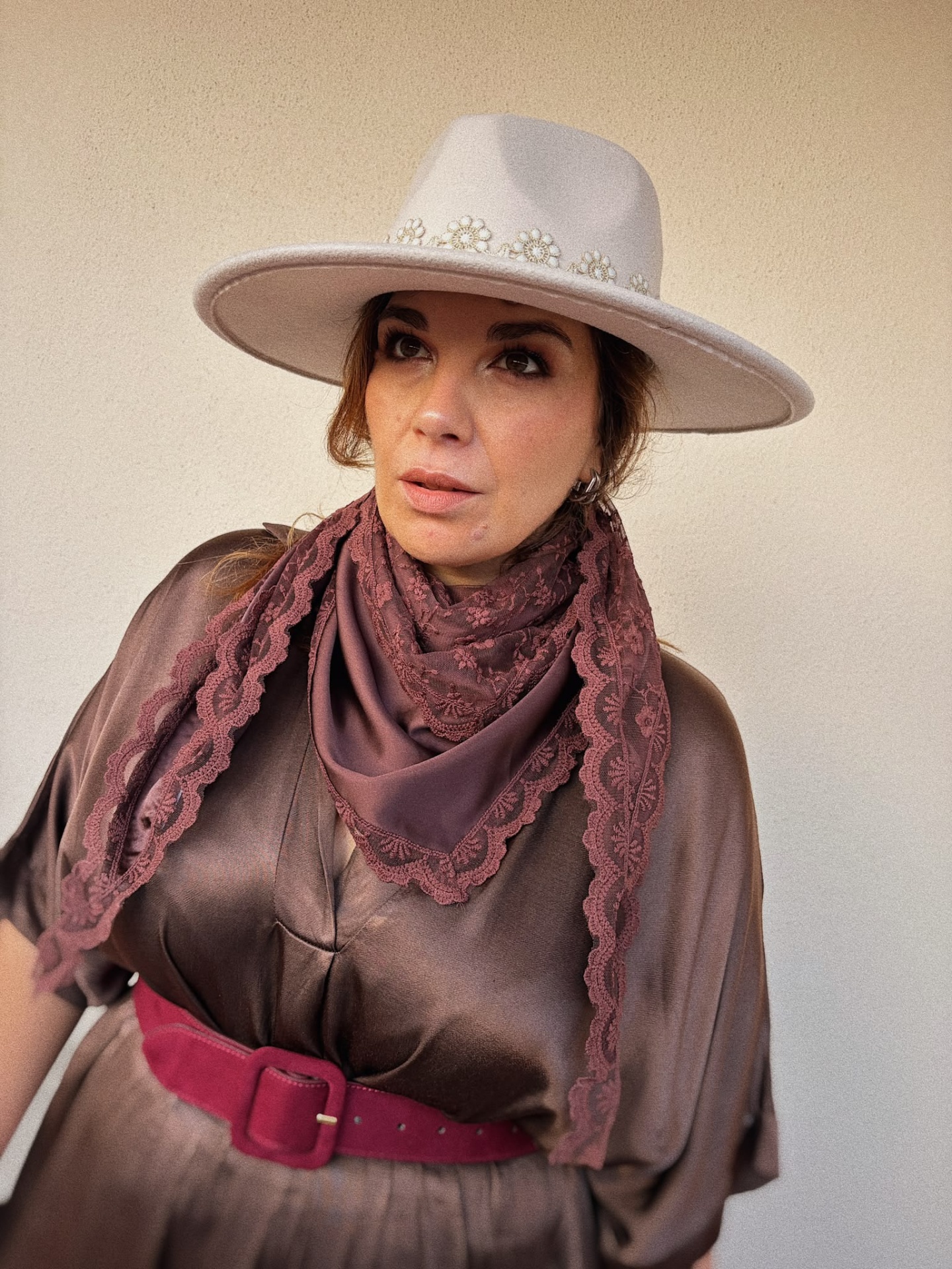 BANDANA ALTINA Mulher com chapéu bege adornado com flores bordadas e lenço bordô de renda
