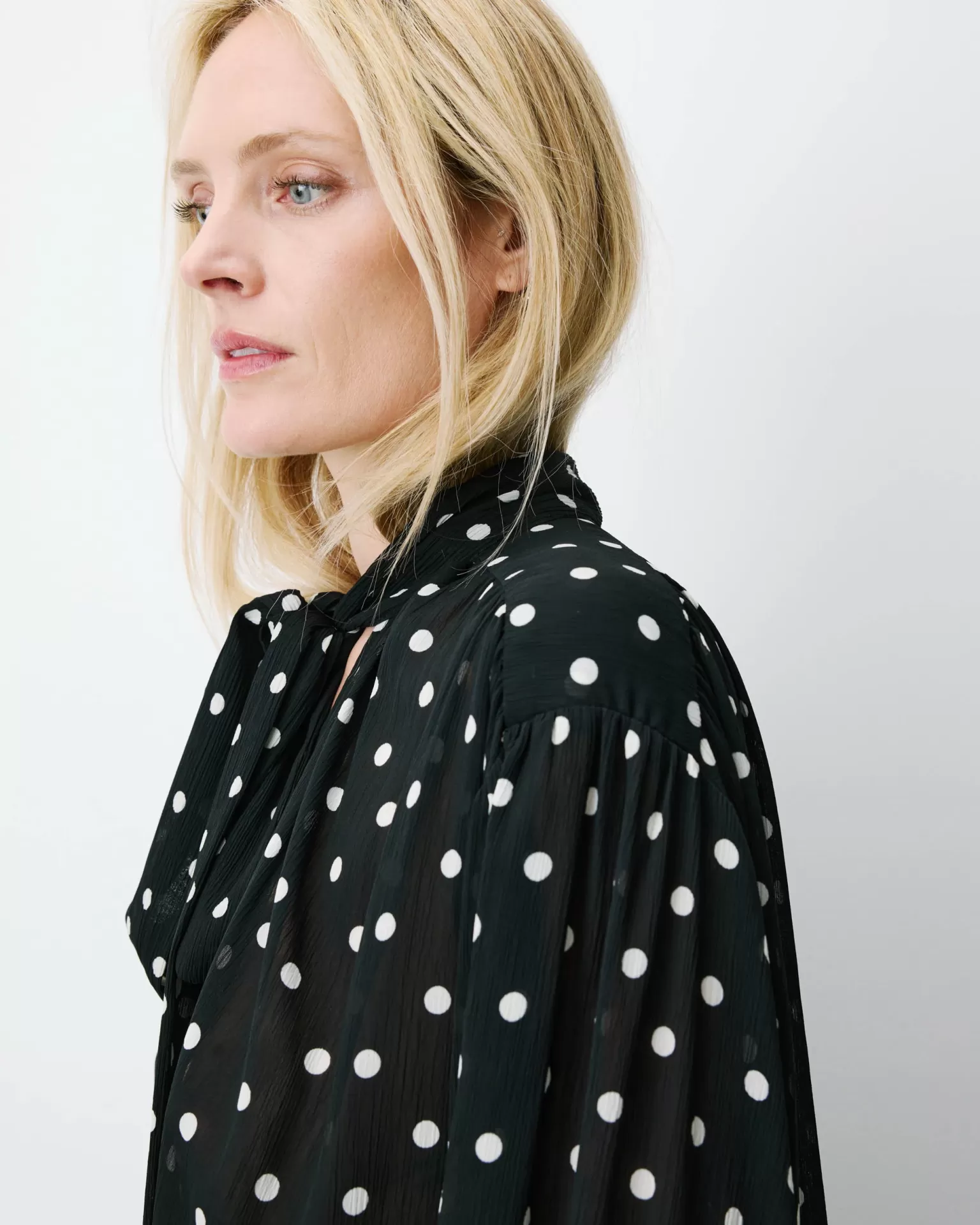 BLUSA ANGELICA Blusa preta com bolinhas brancas, vista lateral