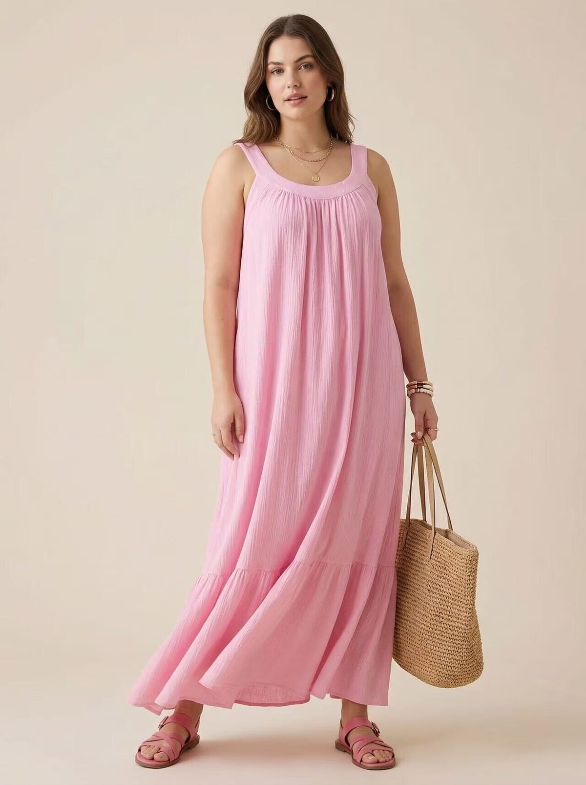 VESTIDO XIMENA Vestido longo rosa claro com alças largas, sandálias rosas e bolsa de palha