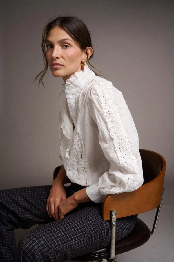 CAMISA MARGAUX Blusa branca feminina com detalhes em renda e bordados nas mangas e gola alta