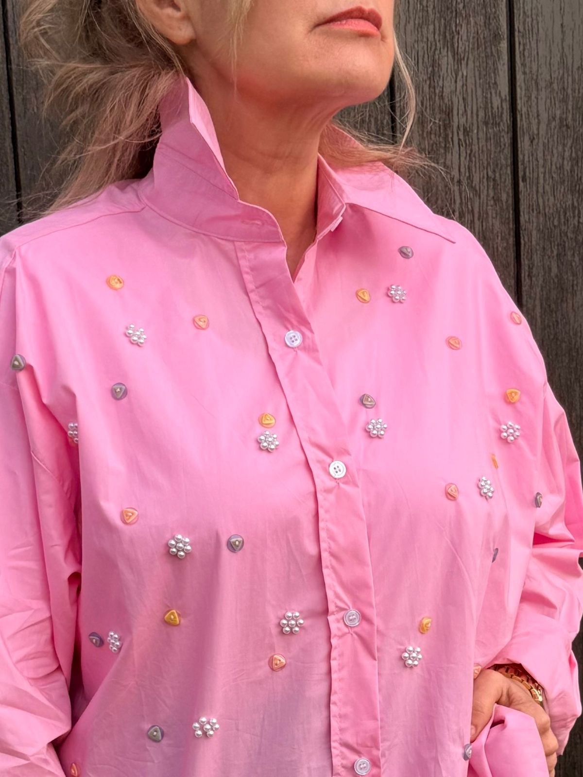 CAMISA SUELLEN Camisa rosa bordada com flores e triângulos coloridos