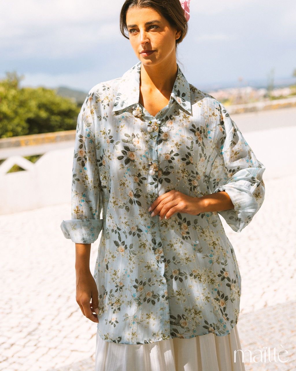 CAMISA VERÓNICA Camisa feminina azul claro com padrão floral e botões com pérolas