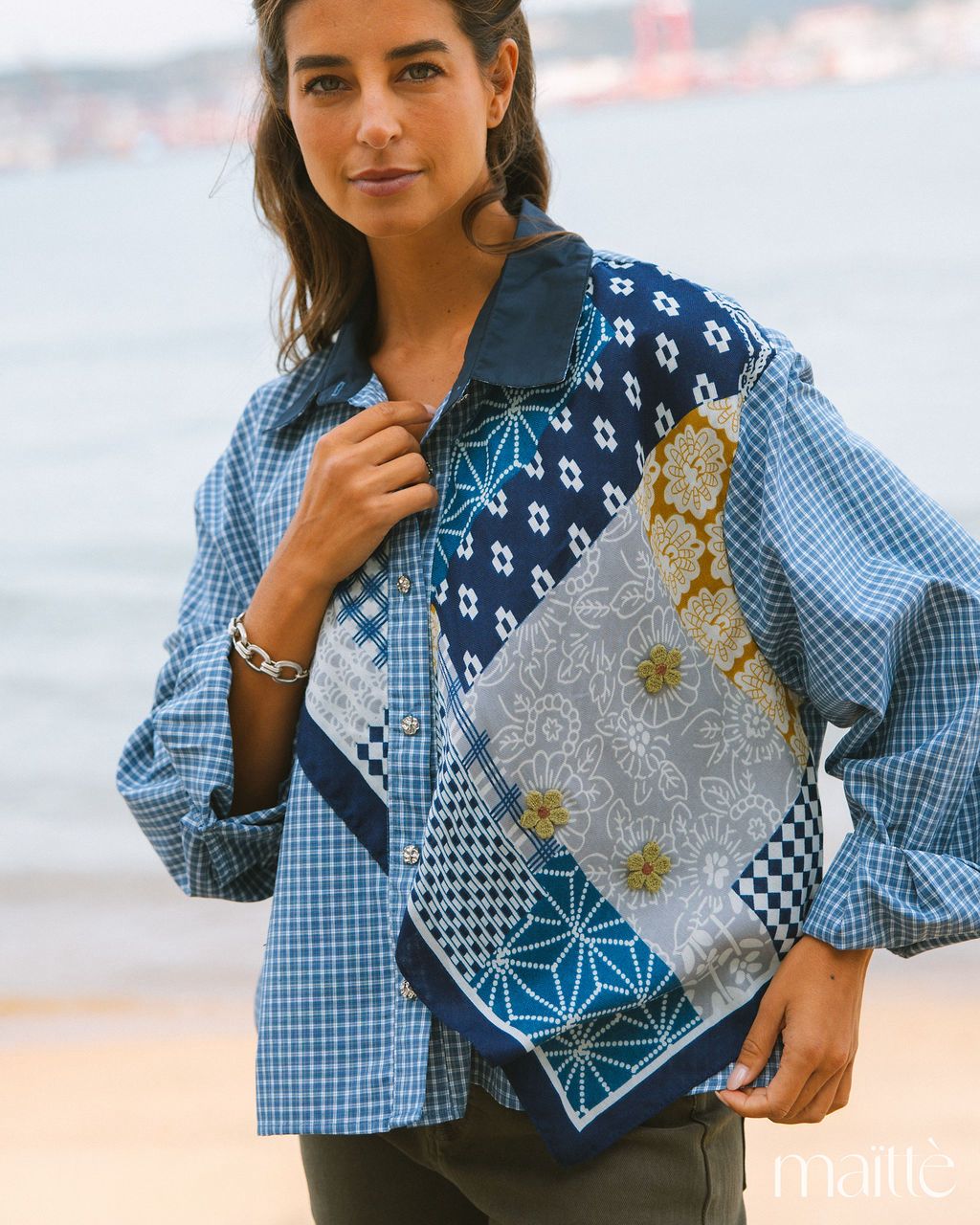CAMISA CAROLINA Bela blusa feminina de tecido misto com padrão patchwork azul e amarelo, com vários padrões e botões, usada na praia.