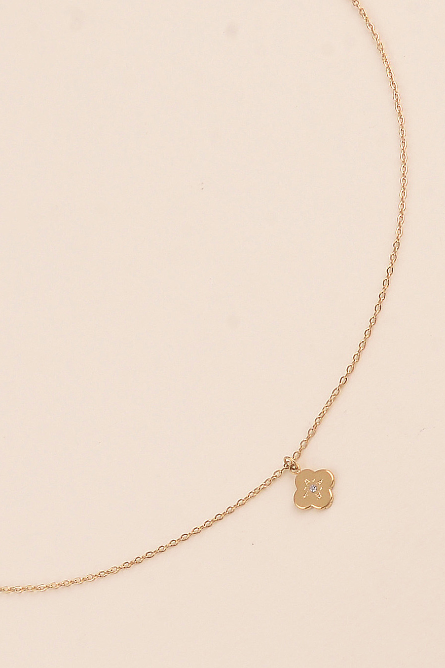 FIO FLOR Colar fino dourado com pendente de flor e cristal no centro