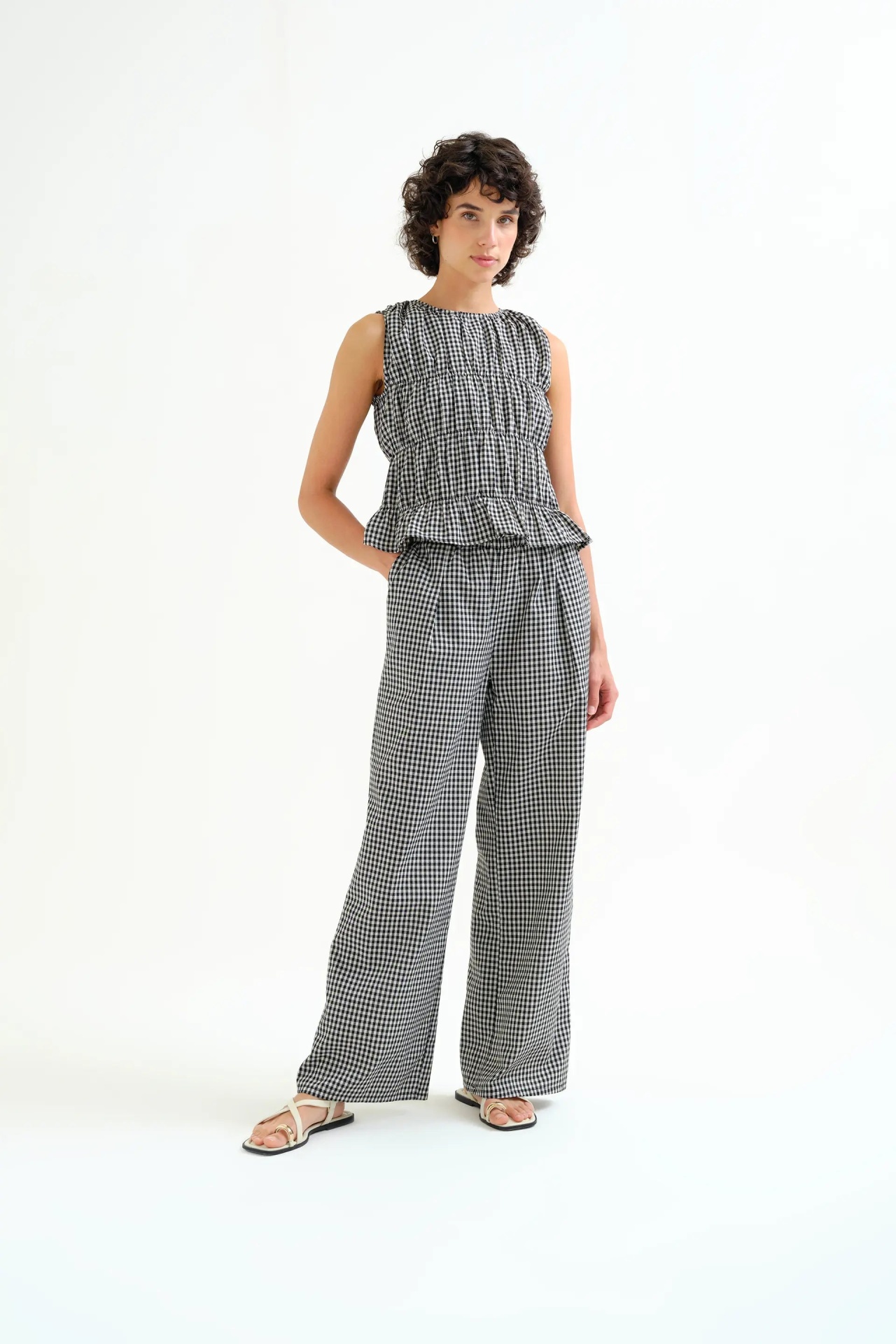 CALÇAS WILLOW Conjunto feminino xadrez vichy preto e branco, top sem mangas e calças largas.
