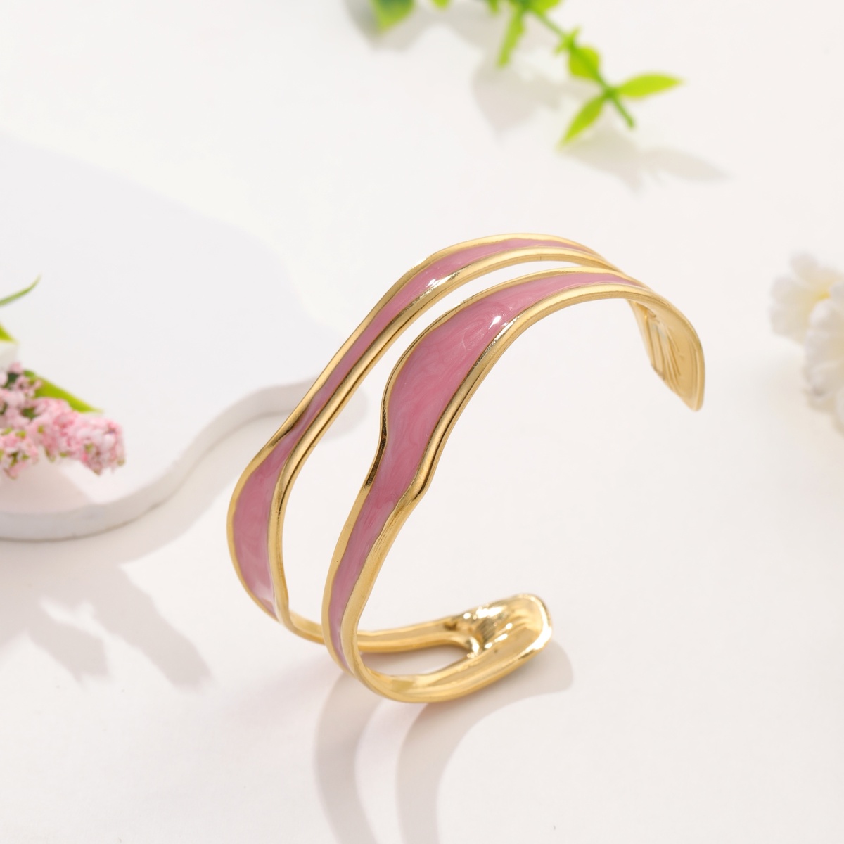 PULSEIRAS SENA Pulseira aberta dourada com esmalte rosa em padrão ondulado