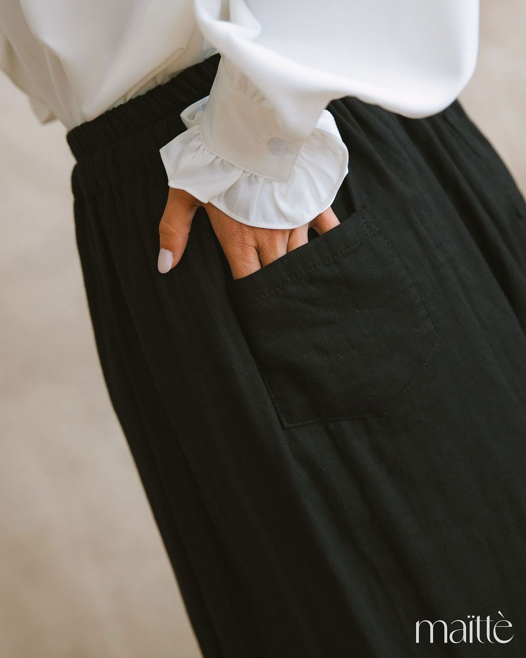CALÇAS ROSÁRIO Calças pretas com cintura elástica e bolso traseiro junto a camisa branca de punho franzido