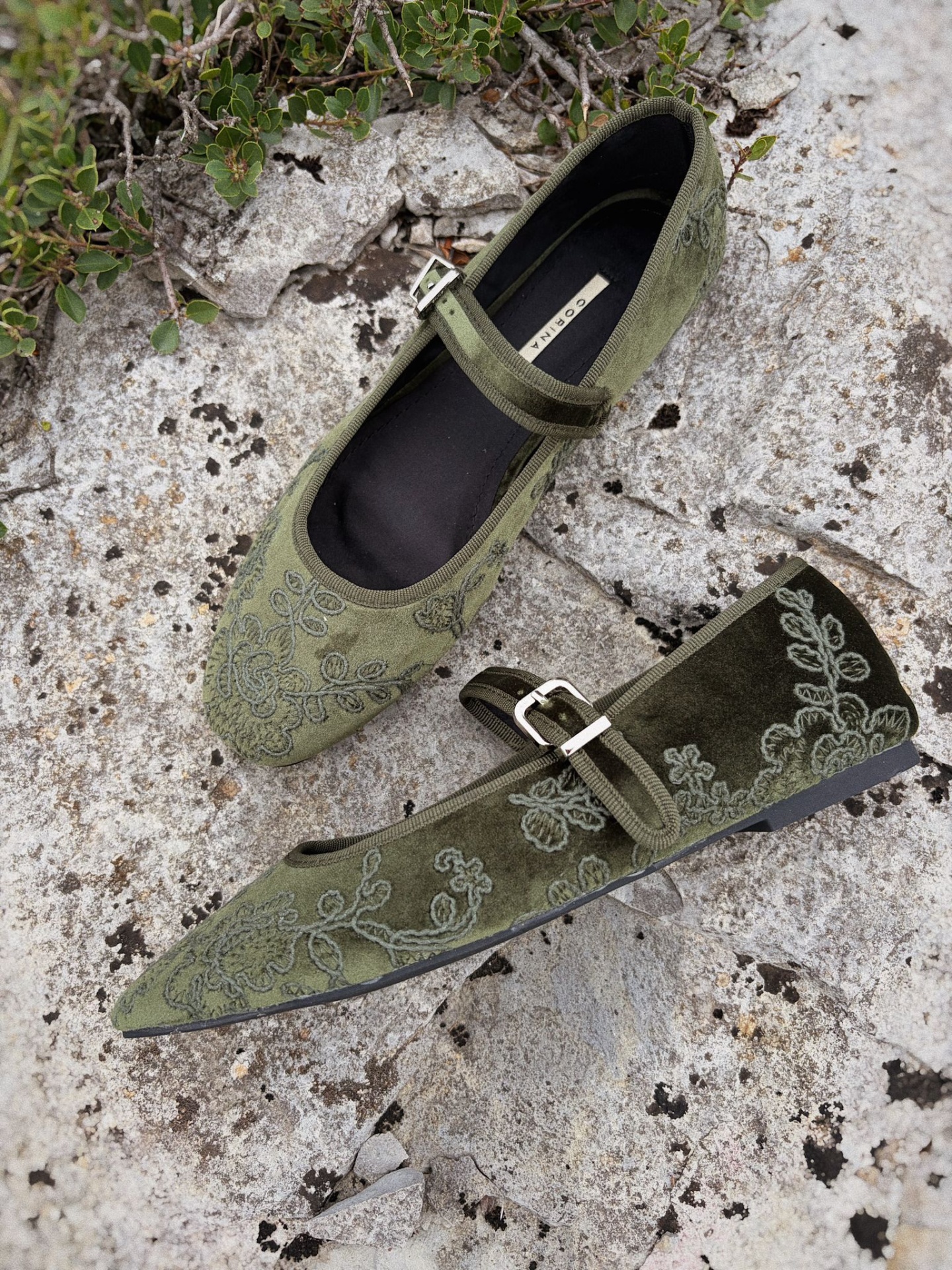 MARY-JANE VELVET VERDE Sapatos Mary Jane verdes em camurça com bordado floral e fivela
