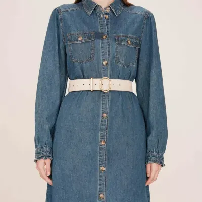 Vestido de ganga azul com botões e cinto branco com fivela dourada