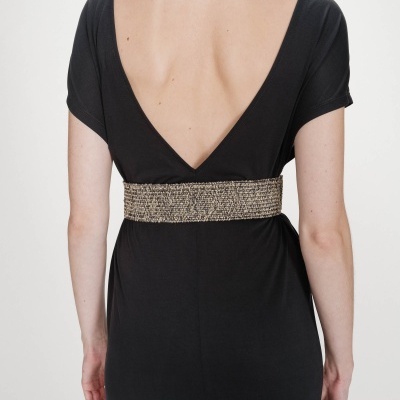 Vestido preto com cinto dourado visto de costas