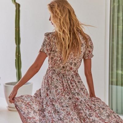 Vestido floral comprido de mulher visto de costas