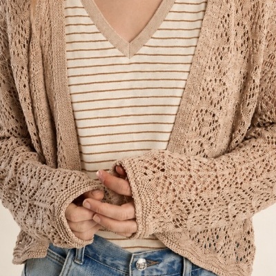 Roupa com camisola riscada bege e castanha, cardigan de malha crochê bege e calças de ganga azul claro