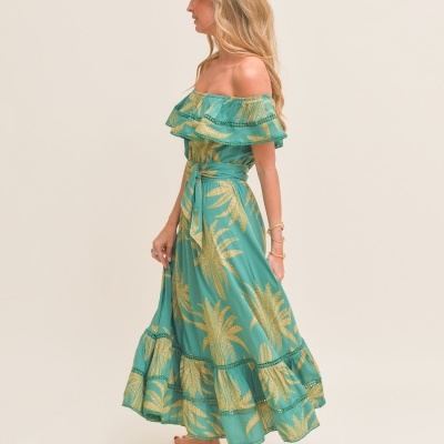 Vestido comprido verde com padrões dourados e decote ombro a ombro