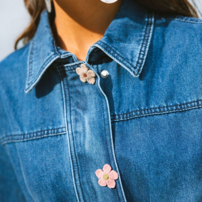 Jaqueta denim azul com botões de pressão e detalhes de flores bordadas cor-de-rosa e bege
