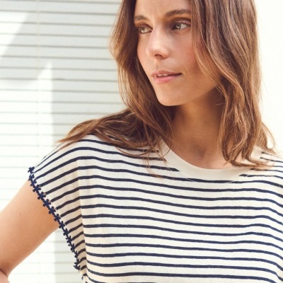 Camiseta branca de riscas azuis com mangas curtas e bordado azul nas mangas