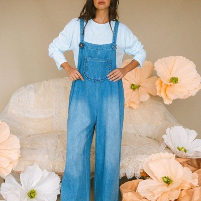 Macacão de ganga azul com camisa branca e flores de papel pastel