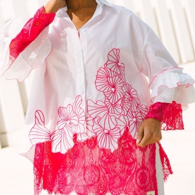 Camisa branca com bordados e renda rosa choque, com botões frontais e mangas compridas