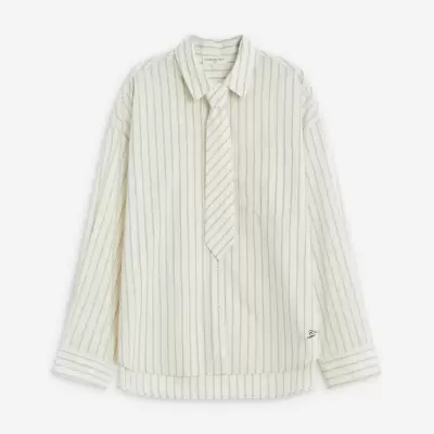 Camisa branca riscada com gravata pendurada no centro