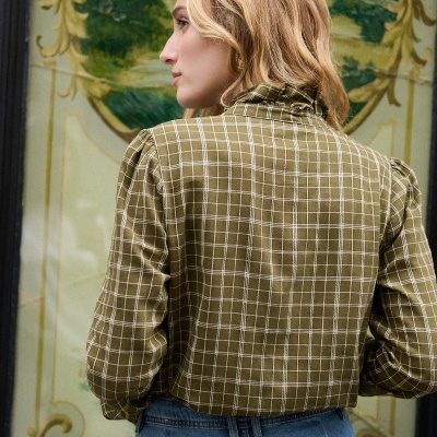 Blusa curta verde oliva com padrão quadriculado branco e gola alta, vista de costas