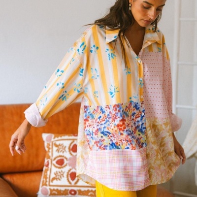 Camisa feminina oversized colorida com vários padrões e botões.