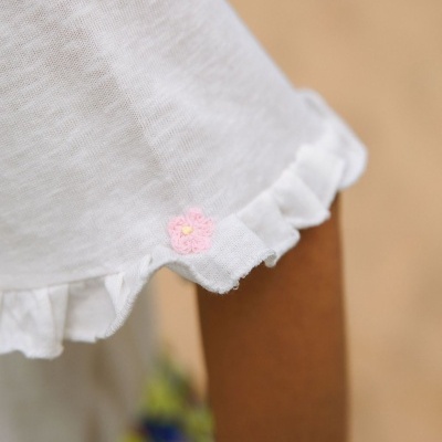 Manga de t-shirt branca com folho e flor rosa bordada