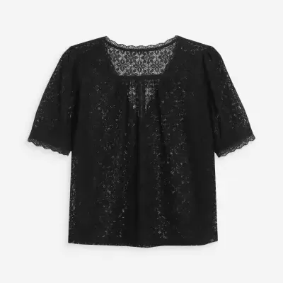 Blusa preta feminina de renda com padrão floral e manga curta