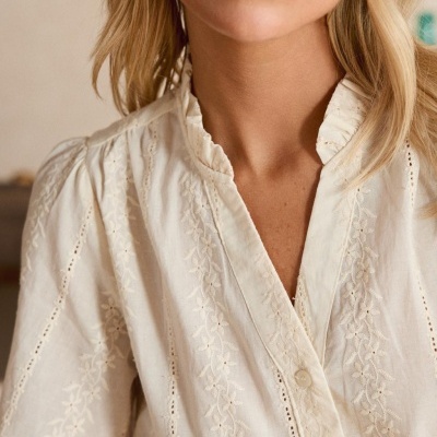 Blusa creme bordada com gola de babado e botões frontais