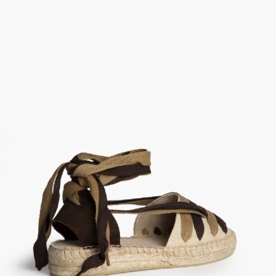 Sapatilha espadrille bege com riscas castanhas e tiras para amarrar ao tornozelo