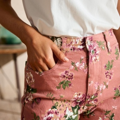 Calças rosa com padrão floral e t-shirt branca