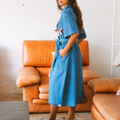 Vestido midi azul de ganga com bordados de borboletas e bolsos