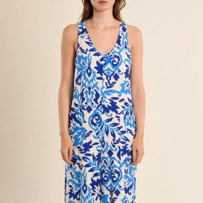 Vestido comprido de mulher com padrão azul e branco
