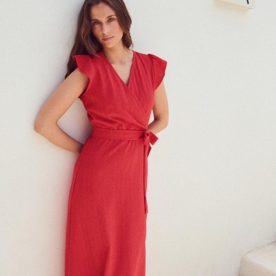 Vestido vermelho feminino estilo envelope com mangas de babado e cinto de amarração