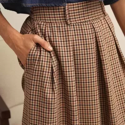Saia xadrez castanha com blusa de ganga azul escura