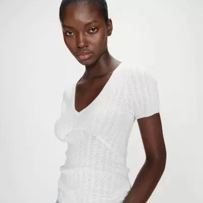 Camisola branca de malha com padrão perfurado e decote em V