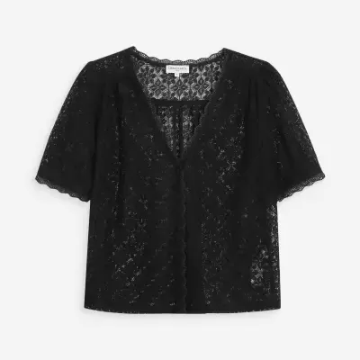 Blusa preta de renda com padrão floral e botões revestidos.