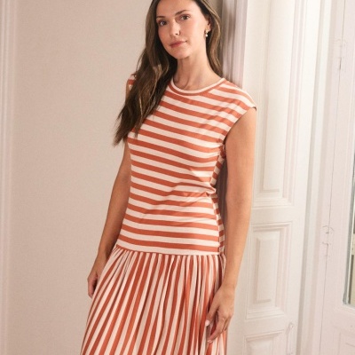 Vestido feminino riscas bege e laranja com saia plissada