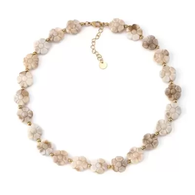 Colar de flores esculpidas em branco e bege com esferas douradas.